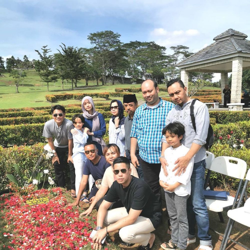 Setahun berlalu, ini 10 momen BCL ziarah ke makam Ashraf Sinclair