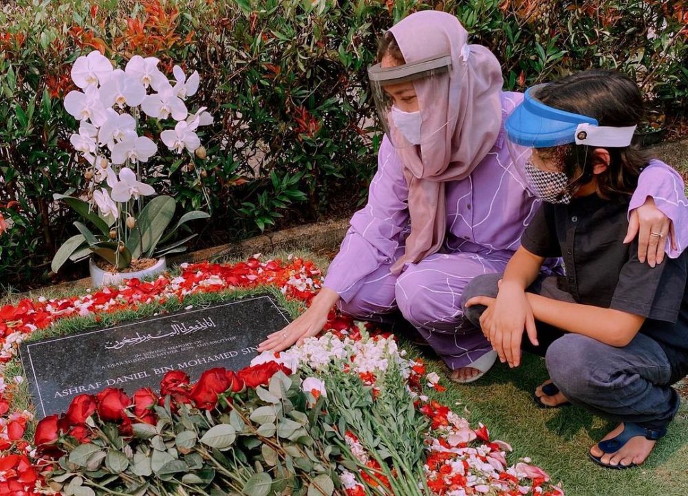 Setahun berlalu, ini 10 momen BCL ziarah ke makam Ashraf Sinclair