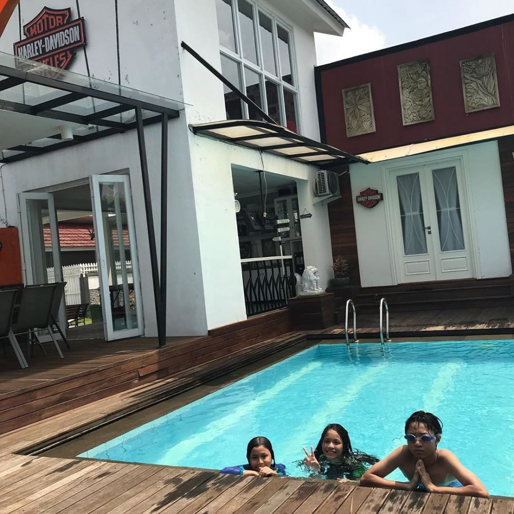 10 Potret rumah personel Ungu, milik Pasha ada lapangan golf