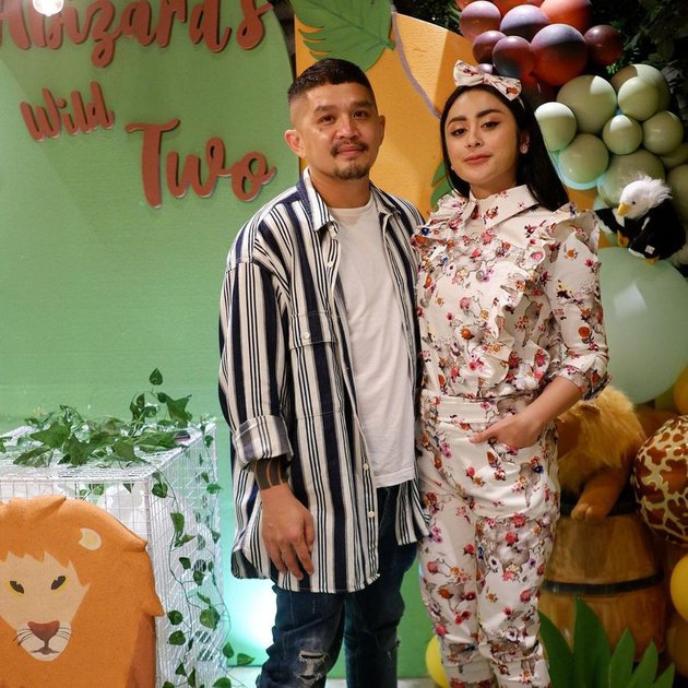 10 Momen anniversary Selvi Kitty & suami, dirayakan bareng ultah anak