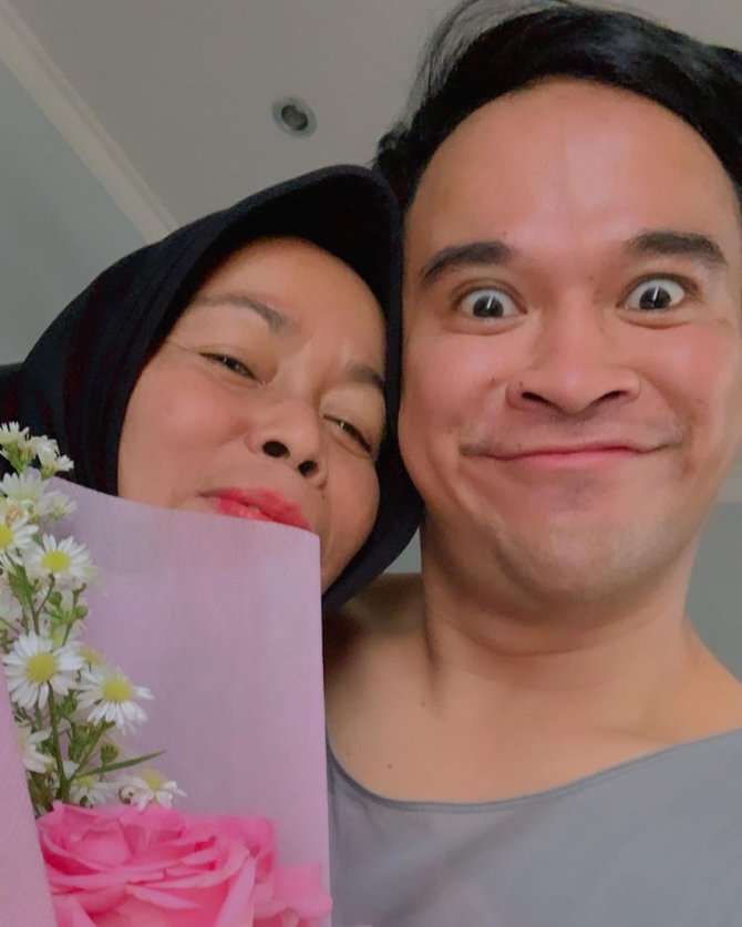 7 Potret kedekatan Anwar Sanjaya bareng orang tuanya, penuh kehangatan