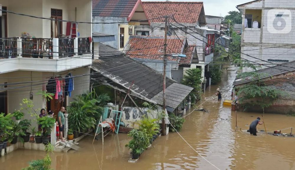 11 Potret banjir Jakarta, ratusan rumah terendam dan listrik padam