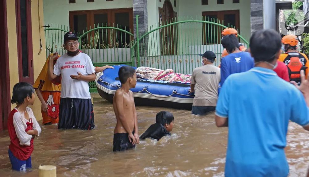 11 Potret banjir Jakarta, ratusan rumah terendam dan listrik padam