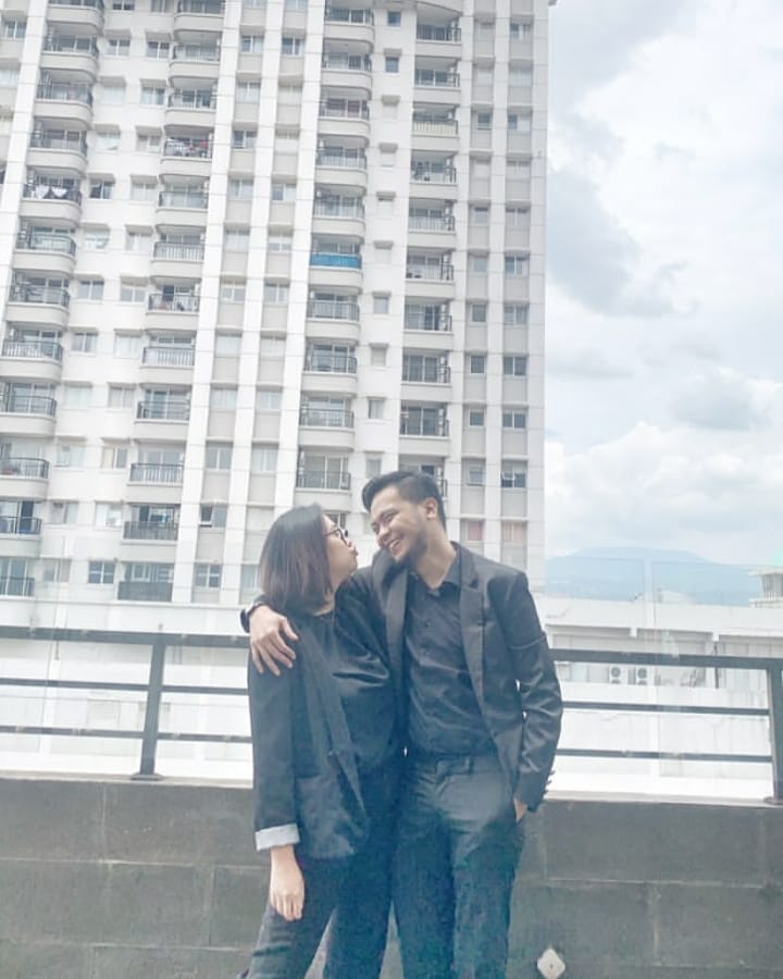 10 Potret kebersamaan Reza SMASH dan pacar baru, mesra abis