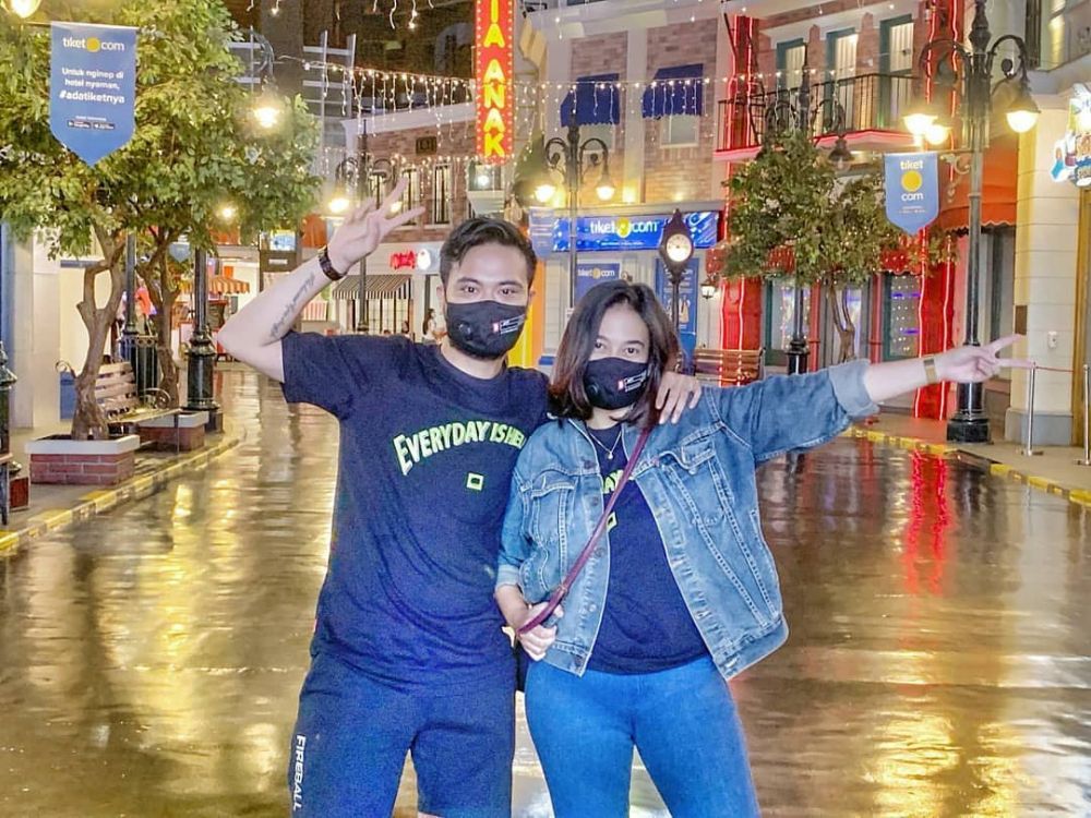 10 Potret kebersamaan Reza SMASH dan pacar baru, mesra abis