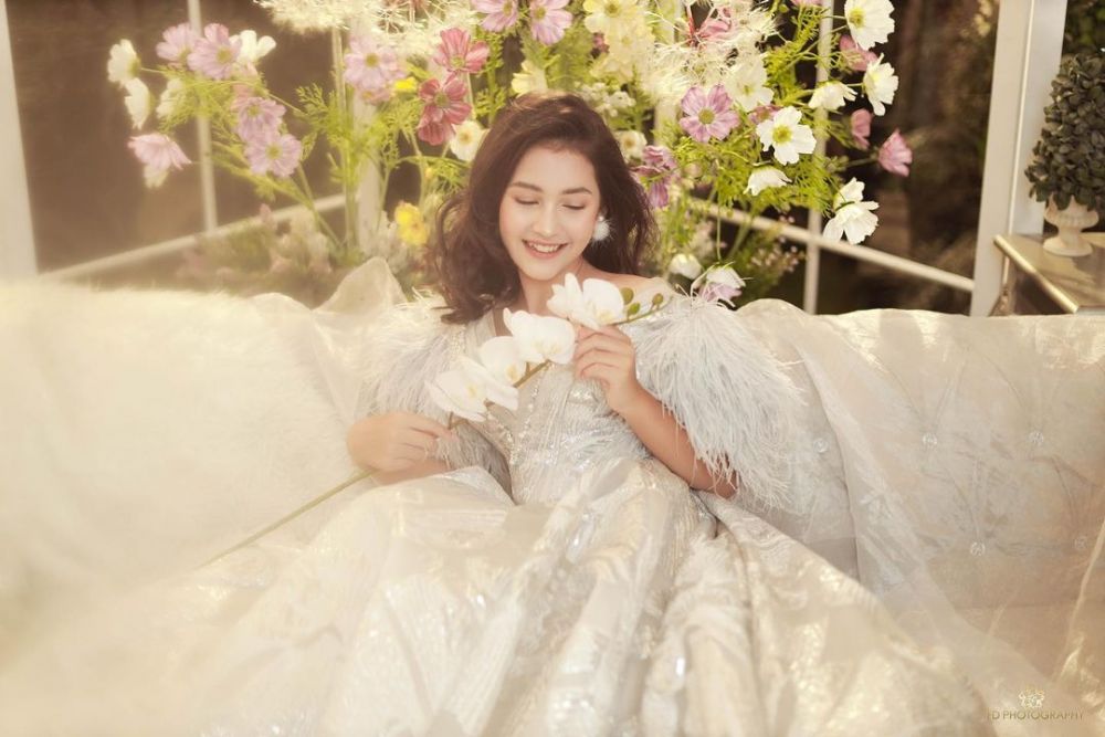 9 Gaya pemotretan Sandrinna Michelle pakai gaun princess, memesona