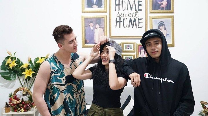 Berseteru di sinetron, ini 10 potret akrab Verrel Bramasta & Riza Syah
