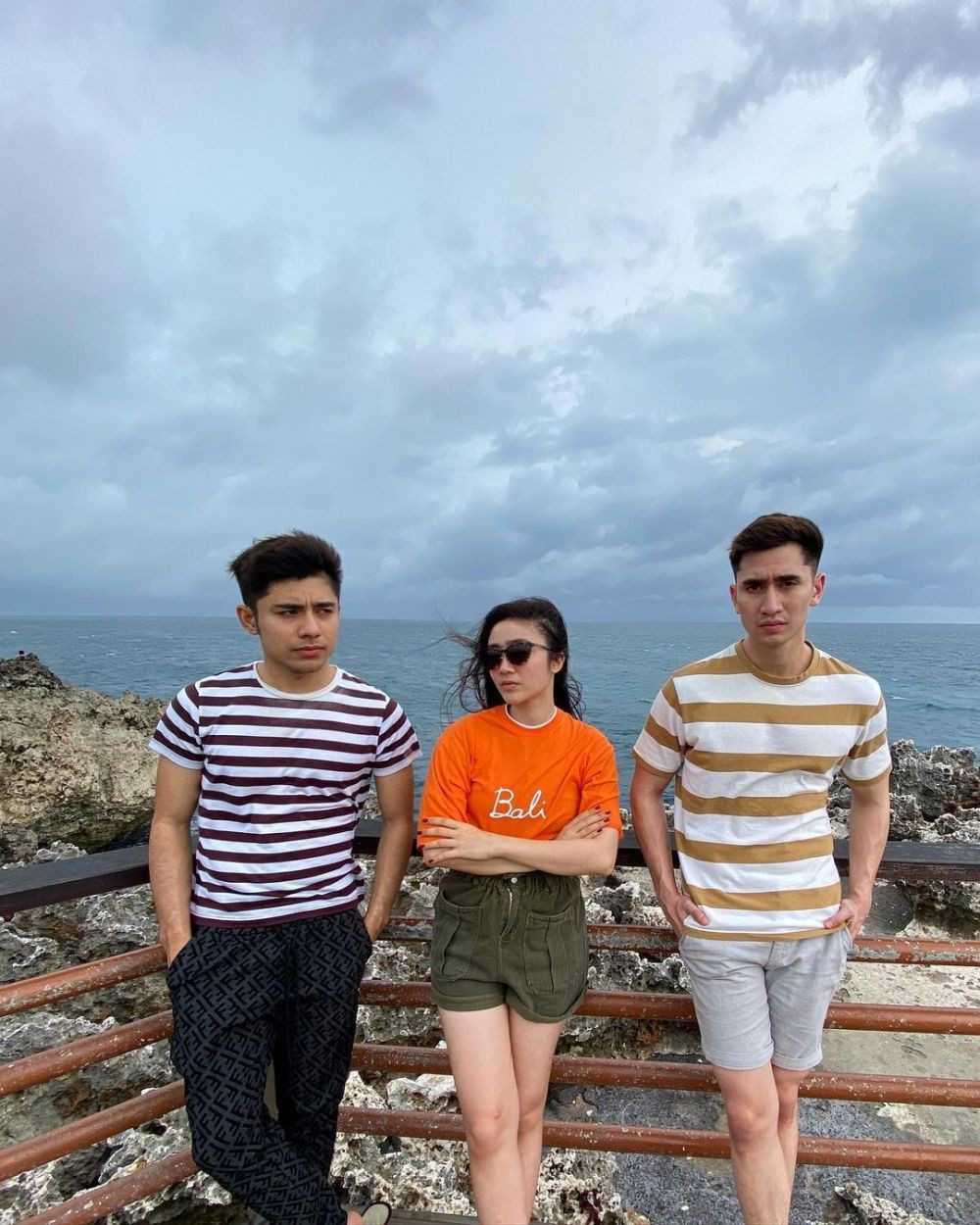 Berseteru di sinetron, ini 10 potret akrab Verrel Bramasta & Riza Syah