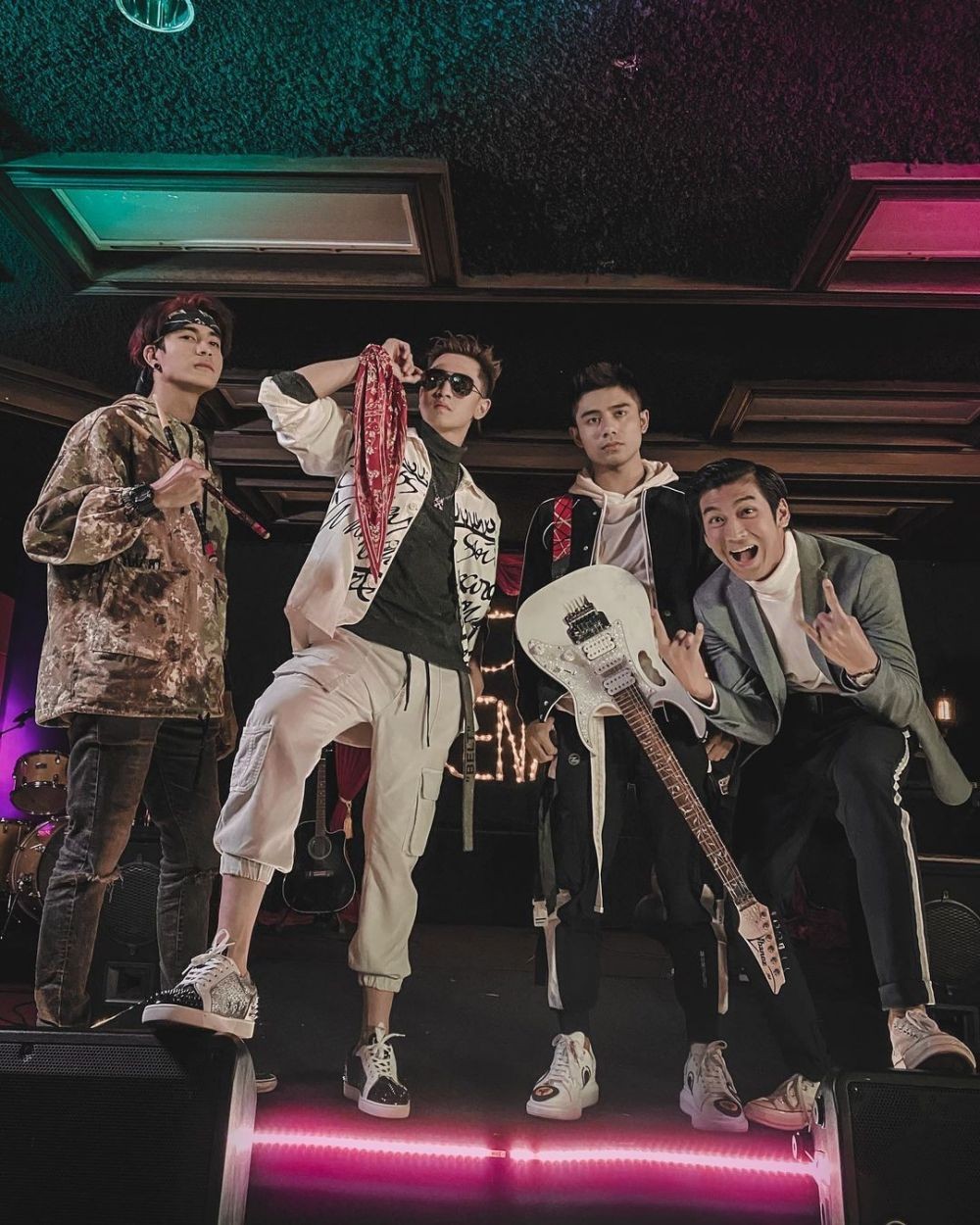 Berseteru di sinetron, ini 10 potret akrab Verrel Bramasta & Riza Syah