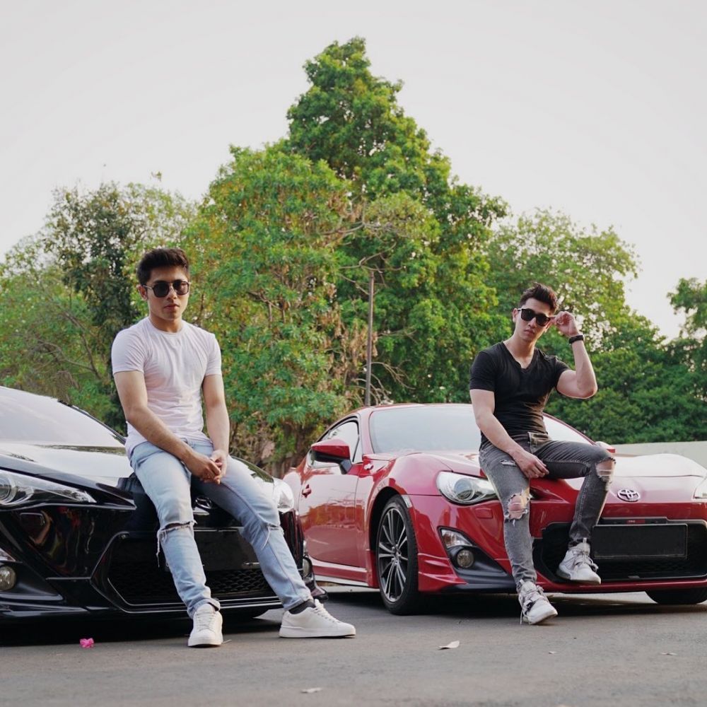 Berseteru di sinetron, ini 10 potret akrab Verrel Bramasta & Riza Syah