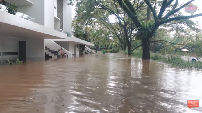 10 Penampakan rumah Irish Bella terkena banjir, lantai satu terendam