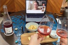 Tak perlu keluar rumah, kamu bisa nongkrong seru meski secara virtual