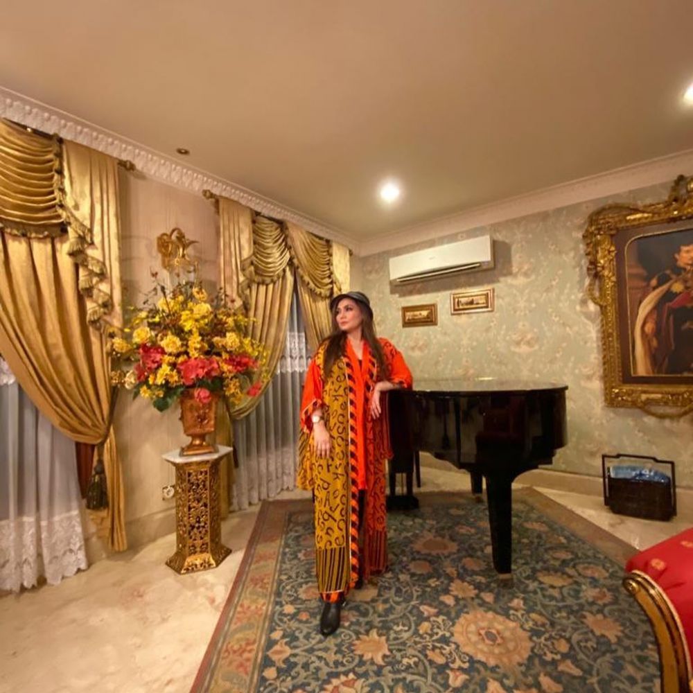 10 Gaya outfit Nia Daniaty, stylish dan elegan di usia setengah abad