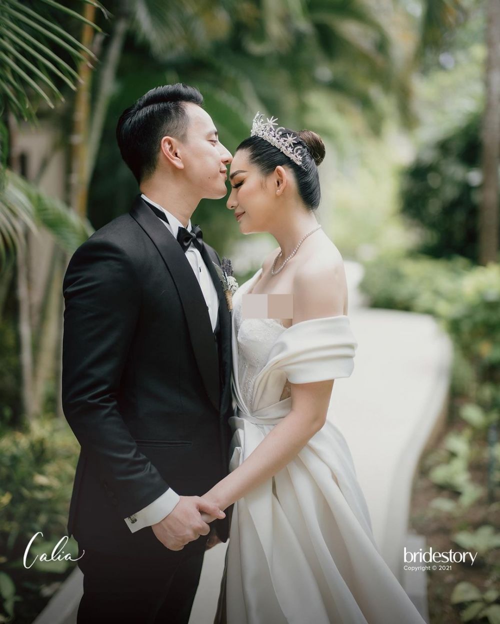 11 Momen resepsi Billy Davidson dan Patricia Devina di pinggir pantai