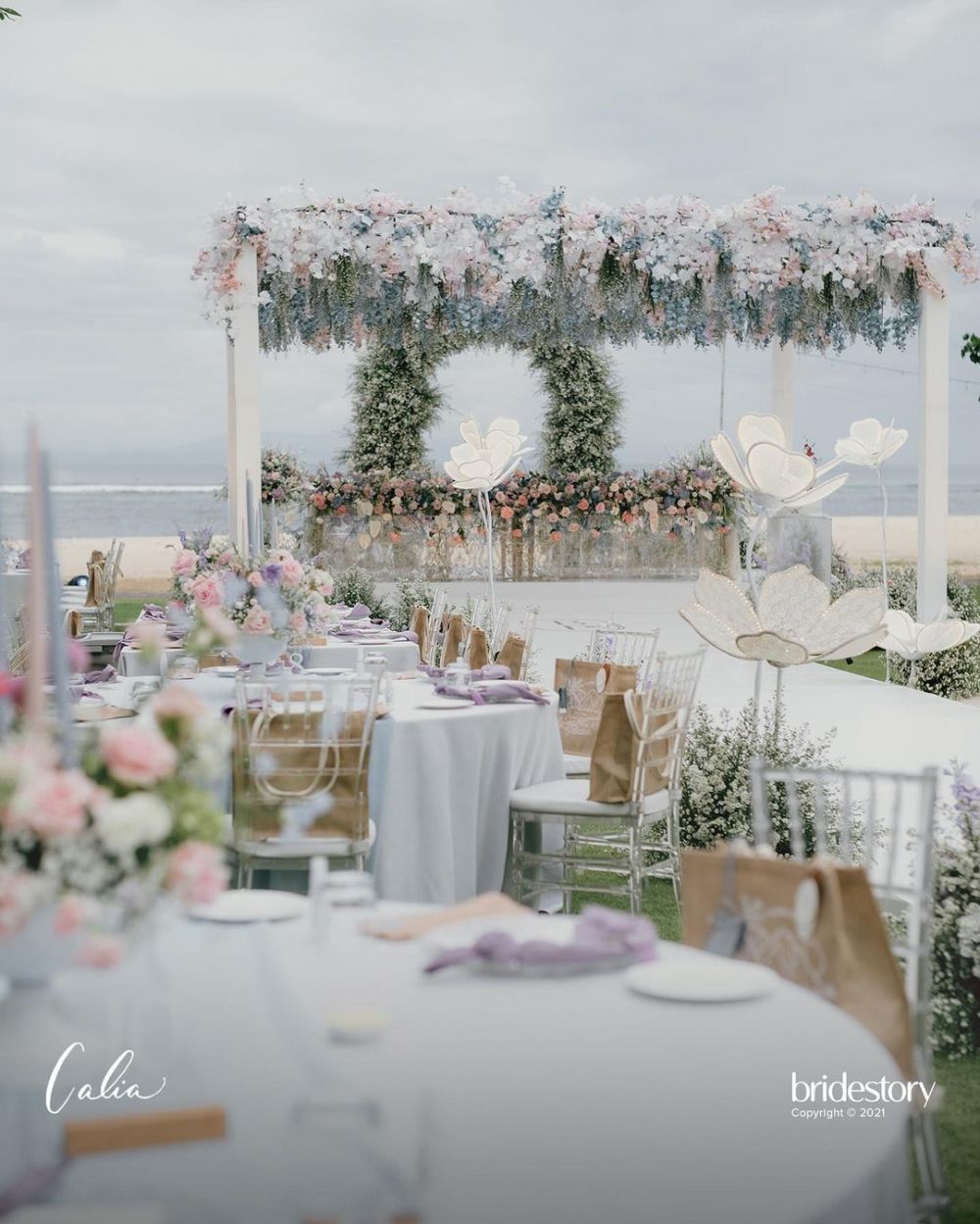 11 Momen resepsi Billy Davidson dan Patricia Devina di pinggir pantai