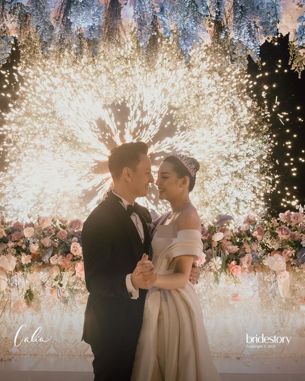 11 Momen resepsi Billy Davidson dan Patricia Devina di pinggir pantai