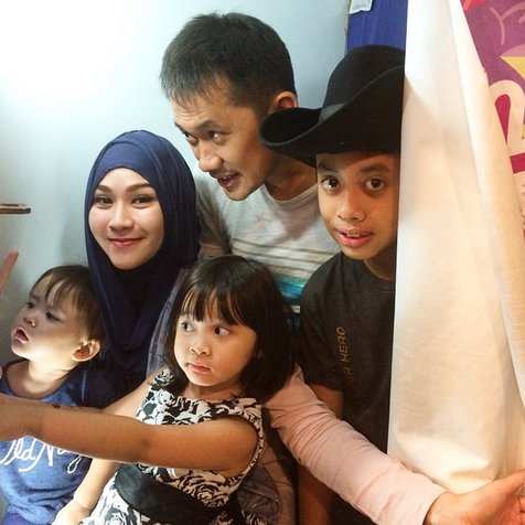 Gaya kemesraan 7 pasang seleb saat photobox, posenya bikin baper