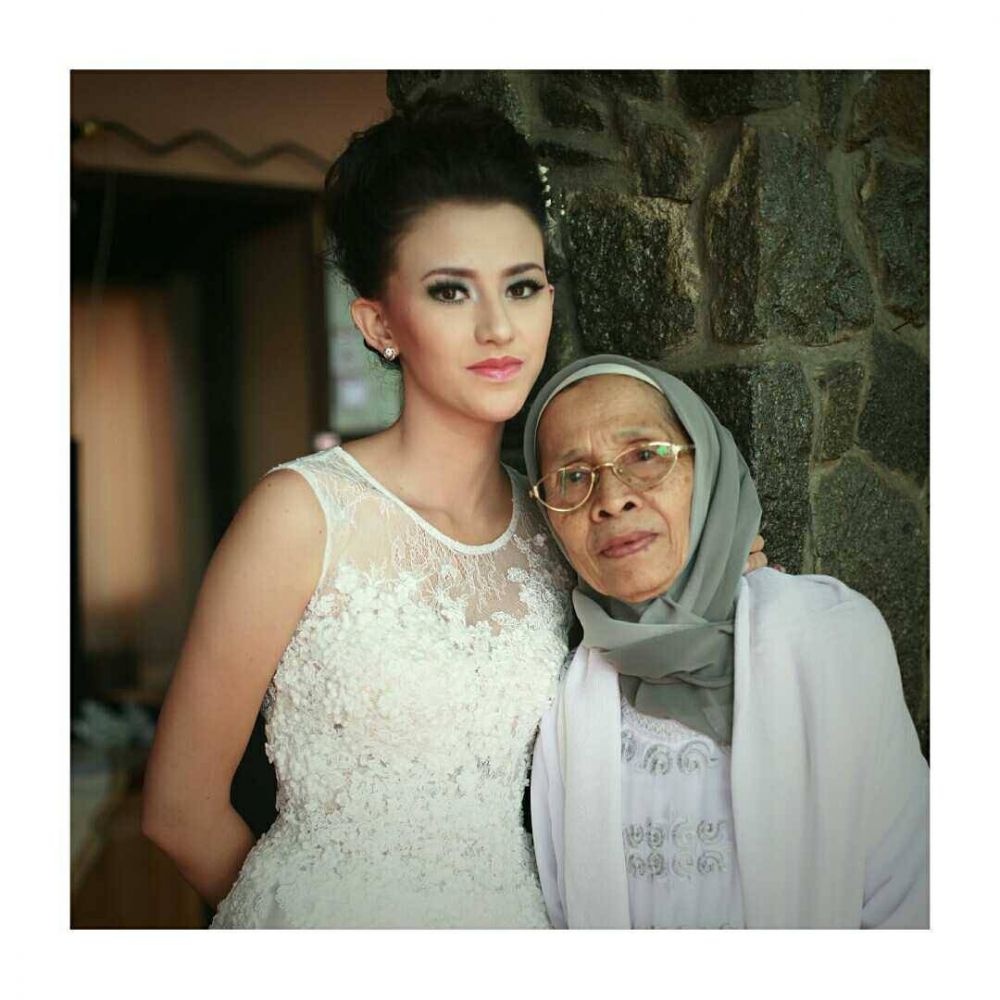 Sudah jarang dandan, ini 10 pesona Dahlia Poland ketika ber-makeup