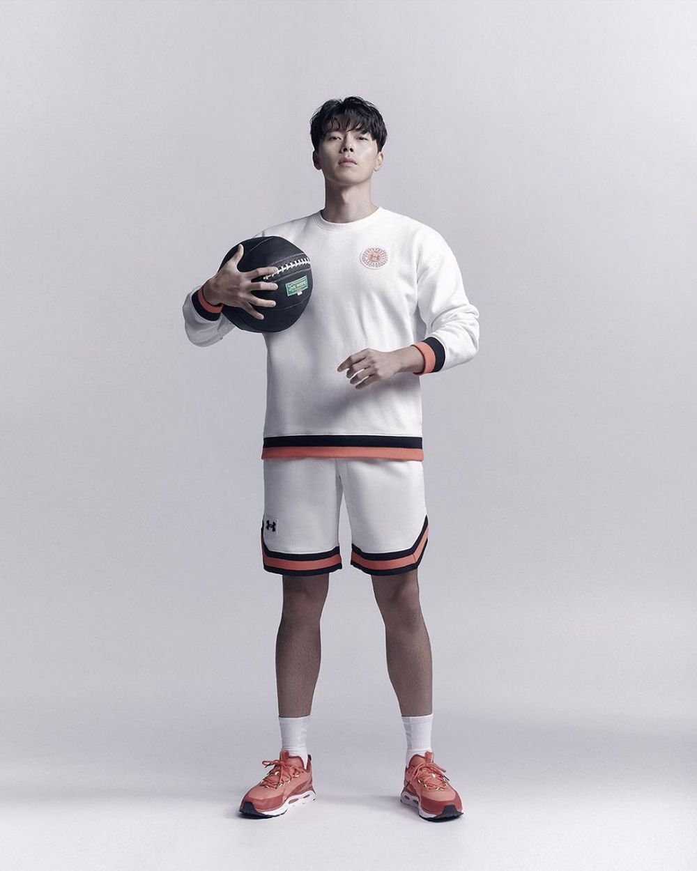 7 Gaya pemotretan Hyun Bin pakai baju olahraga, bak atlet profesional