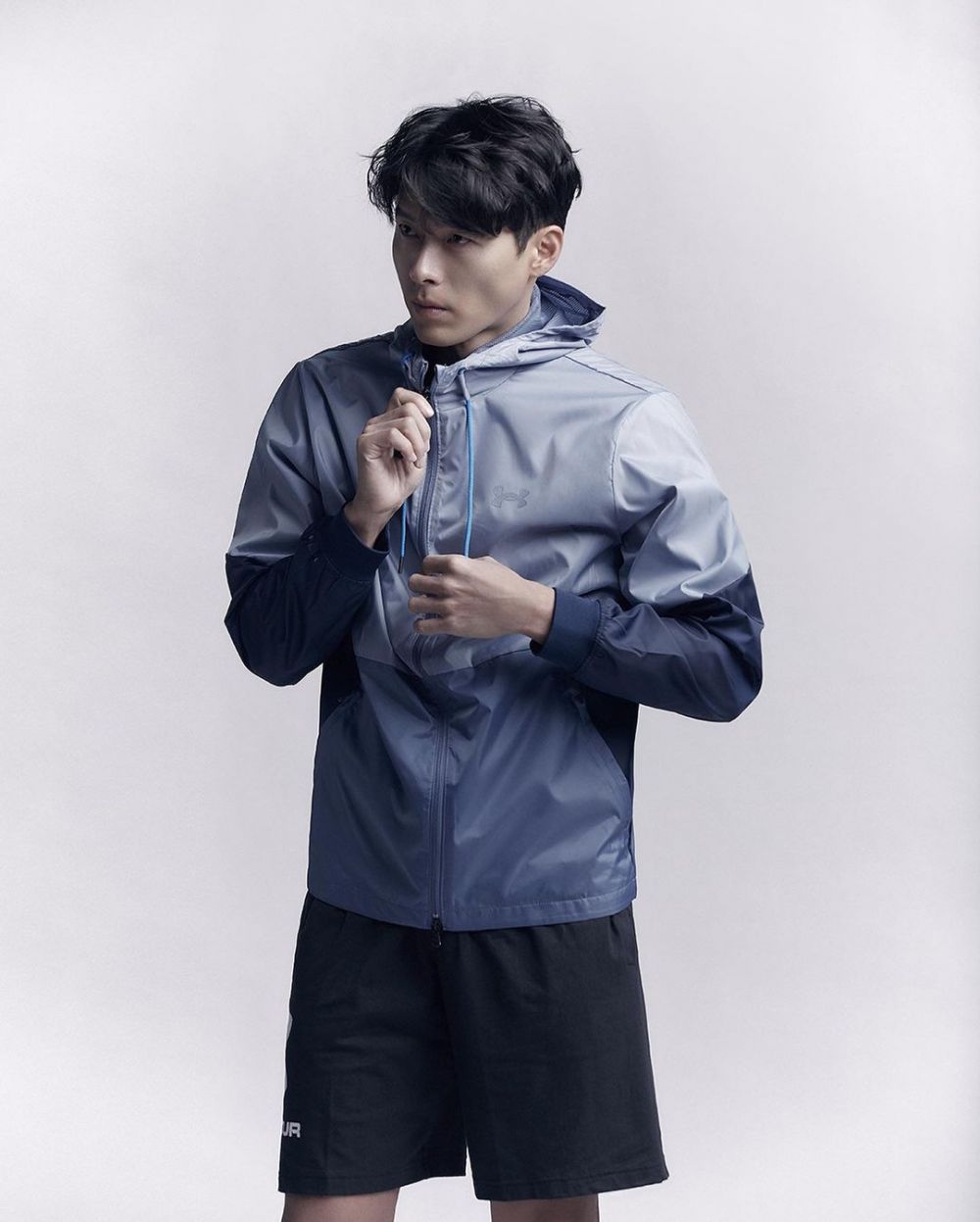 7 Gaya pemotretan Hyun Bin pakai baju olahraga, bak atlet profesional