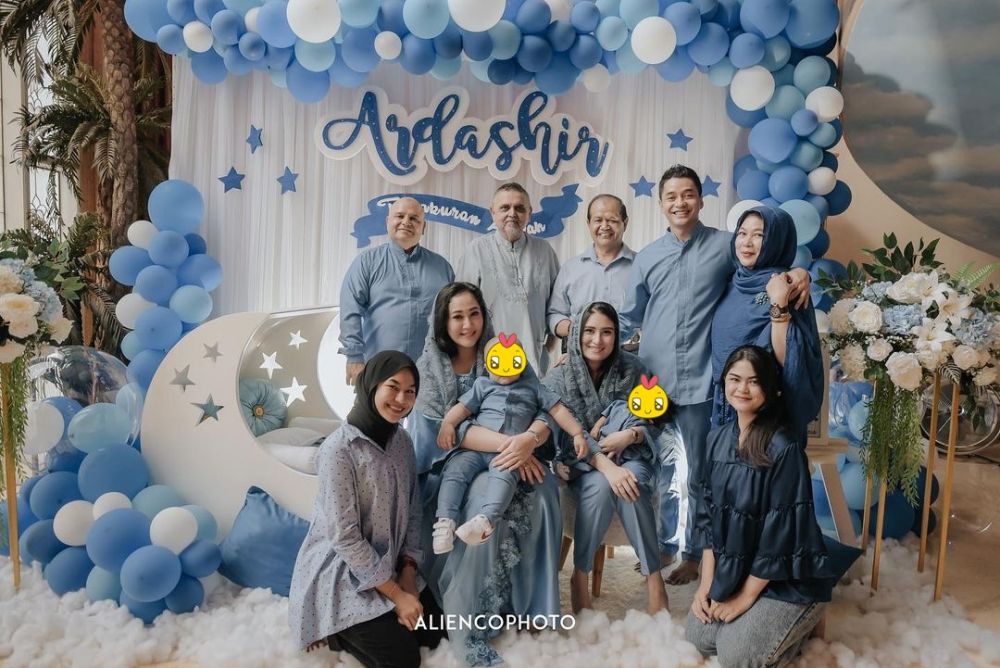 10 Momen akikah anak Angbeen Rishi, mewah dan elegan serba biru