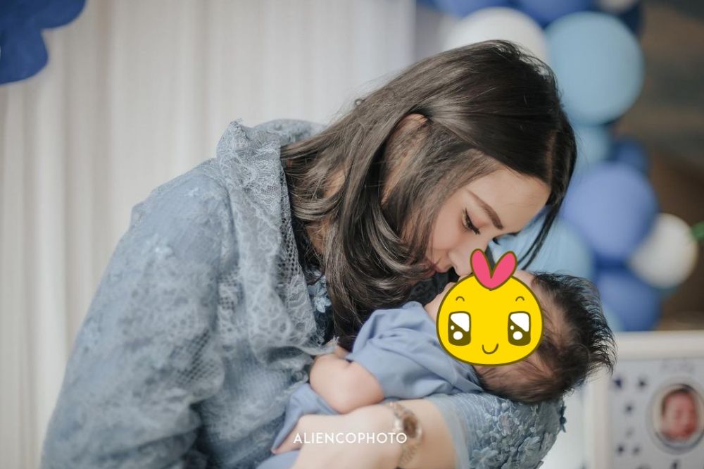 10 Momen akikah anak Angbeen Rishi, mewah dan elegan serba biru