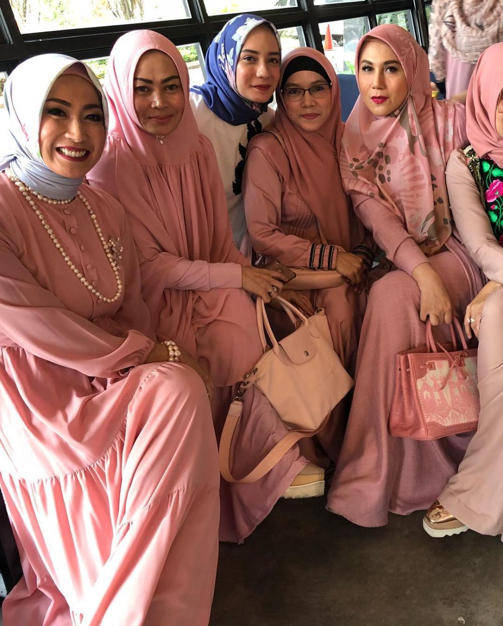 10 Potret Putri Anne dan Ranty Purnamasari, bak anak kandung