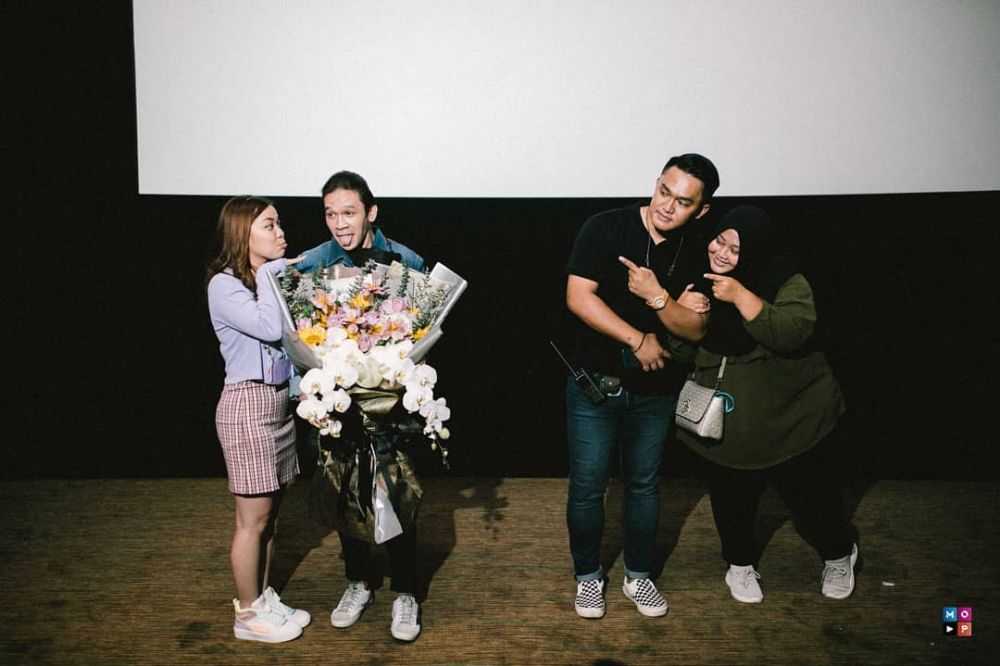 10 Momen romantis Jordi Onsu 'nembak' Frislly Herlind, sewa bioskop