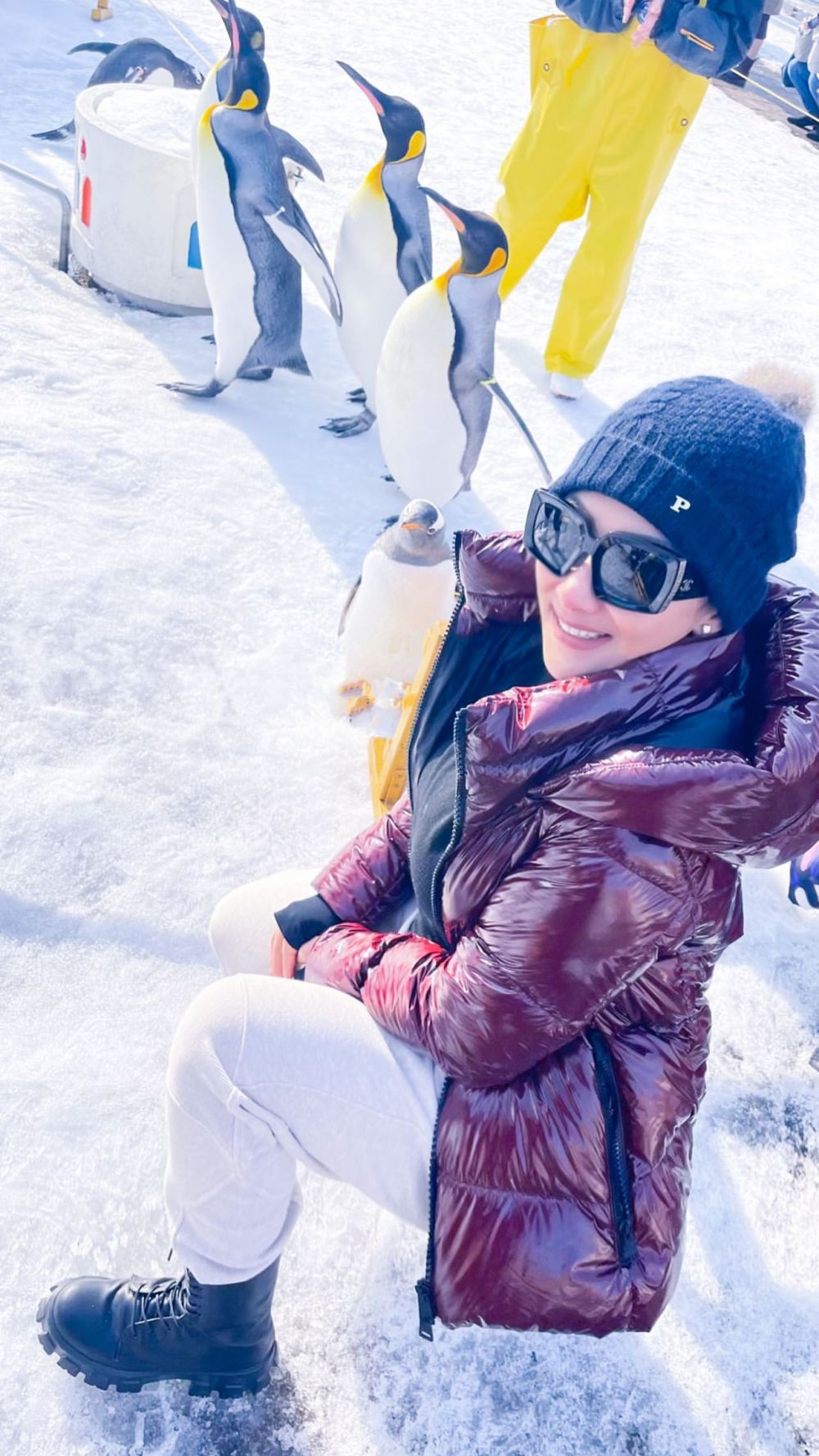 8 Momen liburan musim dingin Syahrini di Jepang, gemes lihat penguin