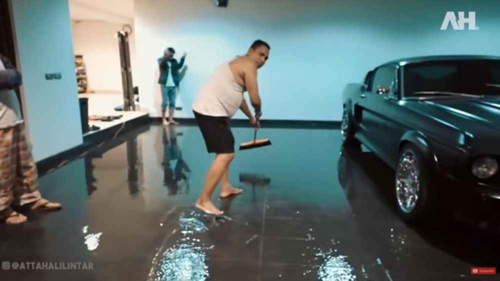 7 Potret rumah baru Atta Halilintar kebanjiran,  garasinya terendam