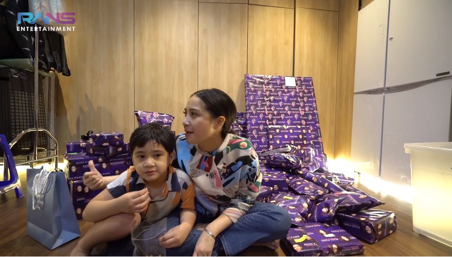 10 Momen Nagita Slavina buka hadiah dari karyawan, kertas kadonya unik