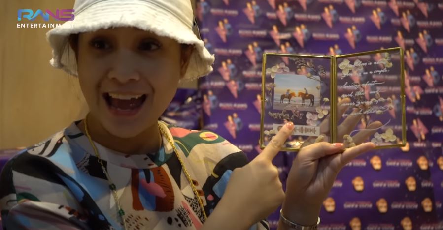 10 Momen Nagita Slavina buka hadiah dari karyawan, kertas kadonya unik