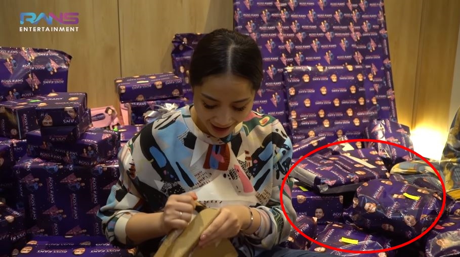 10 Momen Nagita Slavina buka hadiah dari karyawan, kertas kadonya unik
