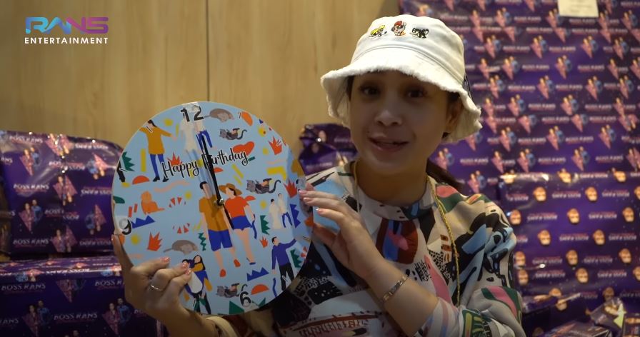 10 Momen Nagita Slavina buka hadiah dari karyawan, kertas kadonya unik