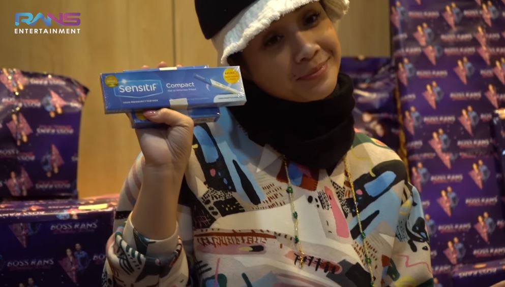 10 Momen Nagita Slavina buka hadiah dari karyawan, kertas kadonya unik