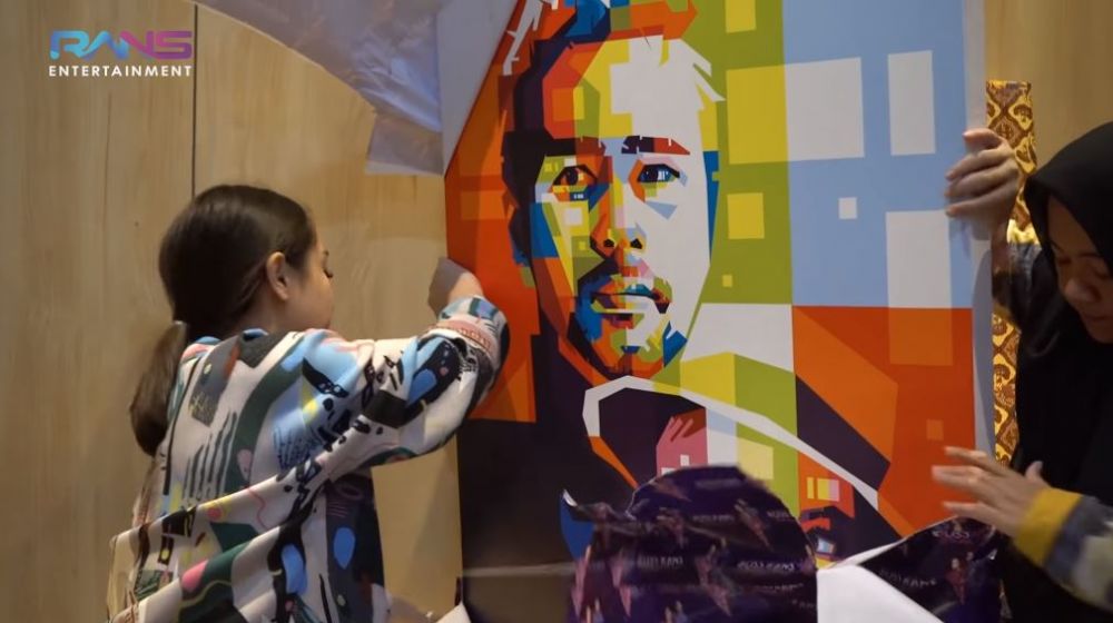 10 Momen Nagita Slavina buka hadiah dari karyawan, kertas kadonya unik