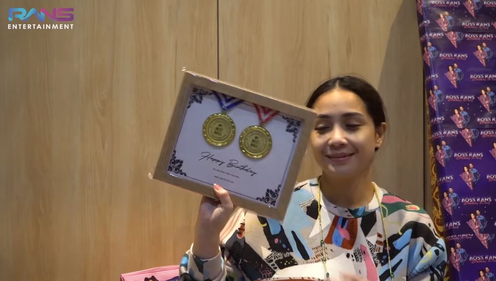 10 Momen Nagita Slavina buka hadiah dari karyawan, kertas kadonya unik