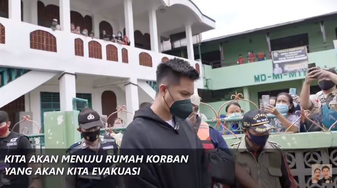 10 Momen Baim Wong evakuasi korban banjir Jakarta, aksinya heroik