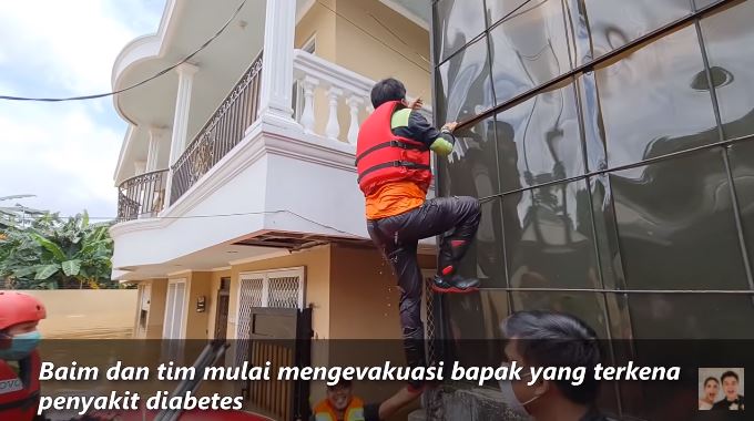 10 Momen Baim Wong evakuasi korban banjir Jakarta, aksinya heroik