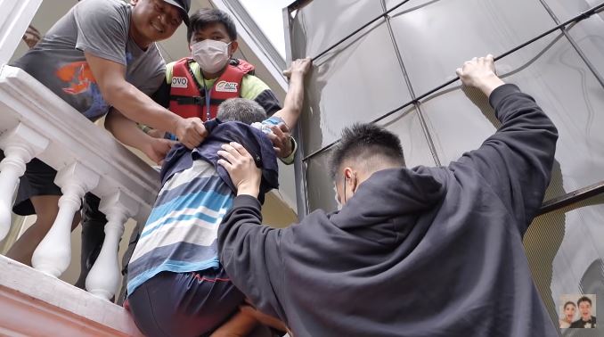 10 Momen Baim Wong evakuasi korban banjir Jakarta, aksinya heroik