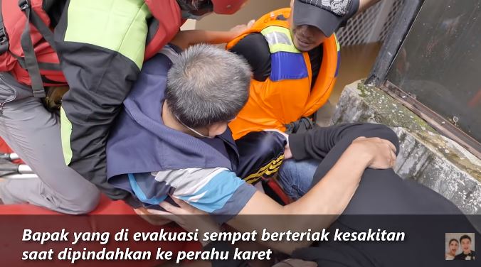 10 Momen Baim Wong evakuasi korban banjir Jakarta, aksinya heroik