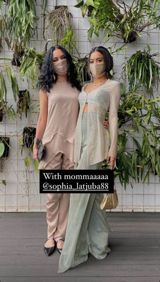 Gaya 7 seleb saat hadiri pernikahan mantan, curi perhatian