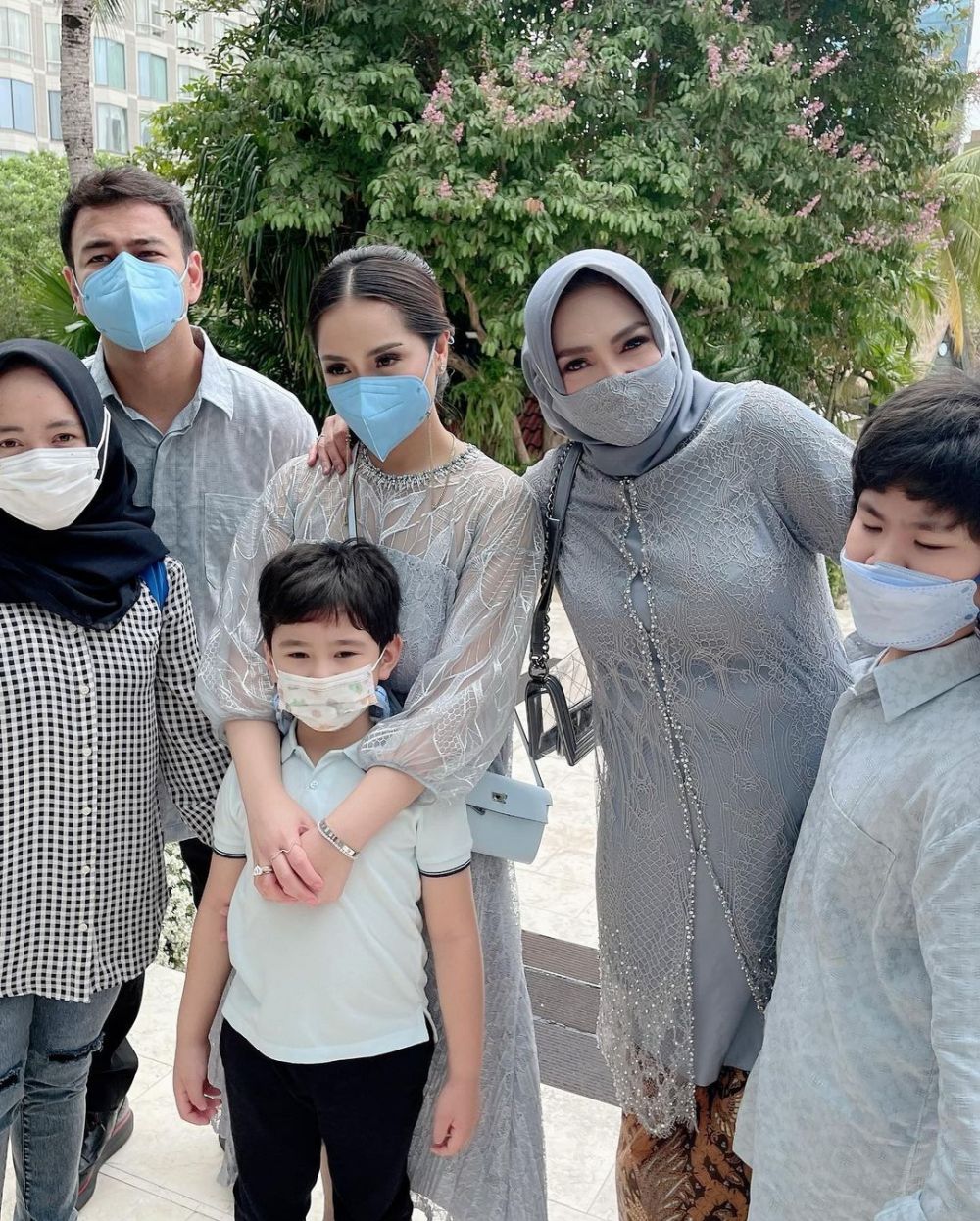 9 Potret Rieta Amilia saat kondangan, gayanya bikin pangling