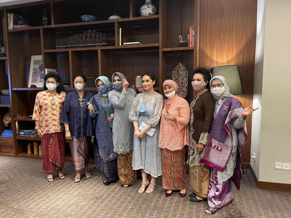 9 Potret Rieta Amilia saat kondangan, gayanya bikin pangling