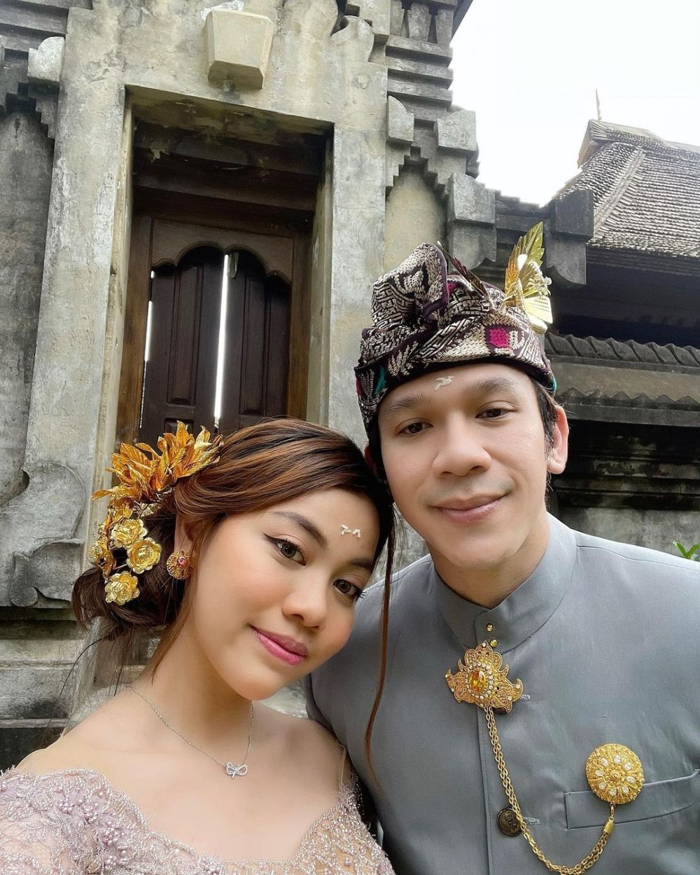 Resmi jadian, ini 10 potret kebersamaan Jordi Onsu dan Frislly Herlind