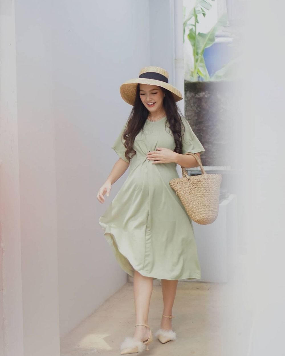 10 Gaya outfit Ana Riana saat hamil, stylish abis