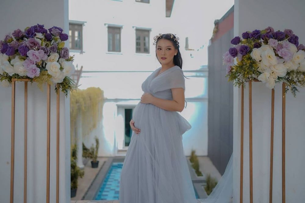 10 Gaya outfit Ana Riana saat hamil, stylish abis