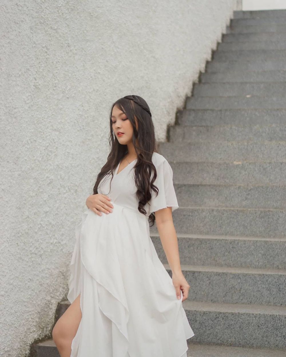 10 Gaya outfit Ana Riana saat hamil, stylish abis