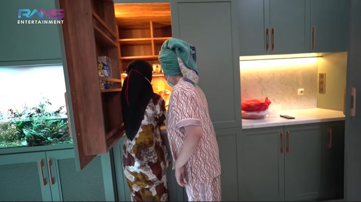 7 Potret 'lemari rahasia' dapur Nagita Slavina, sering dikira kulkas