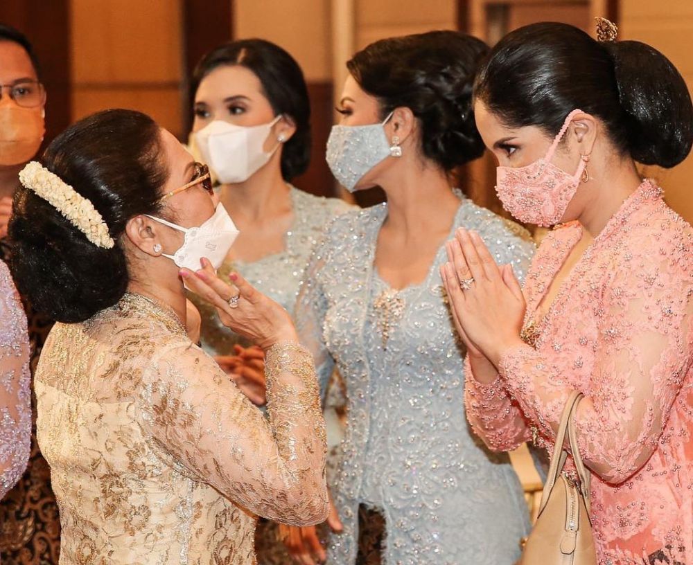 7 Gaya Annisa Pohan saat kondangan pakai masker, tampilannya disorot
